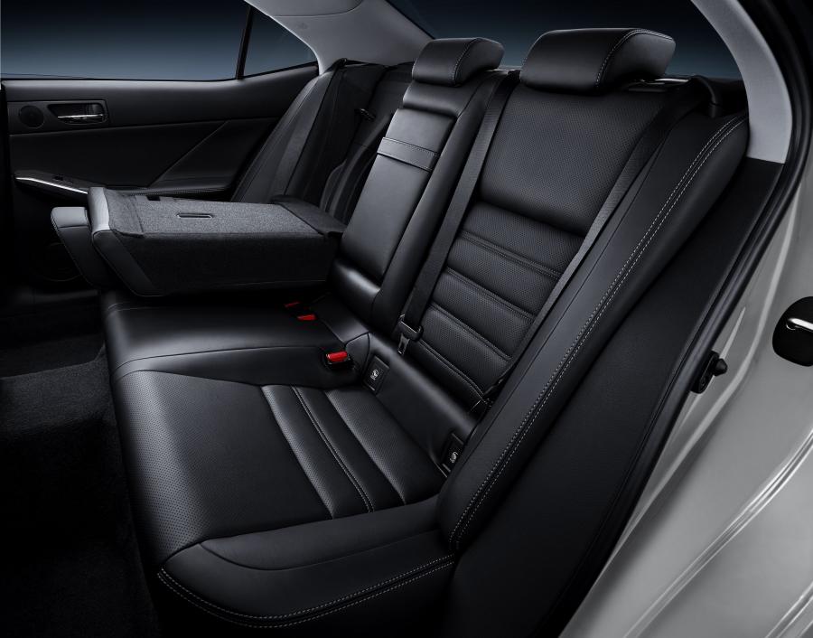  Lexus IS300h 2013 года  (фото 13 из 26)